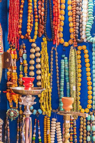 Wilson, Emily M. 아티스트의 Middle East-Arabian Peninsula-Oman-Muscat-Muttrah-Beaded necklaces for sale at the Muttrah souk작품입니다.